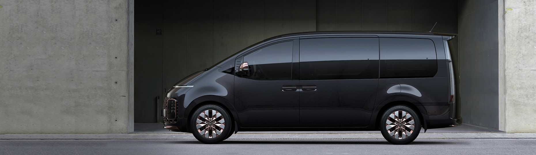 Closer view at the front part of Hyundai car with its logo and grille